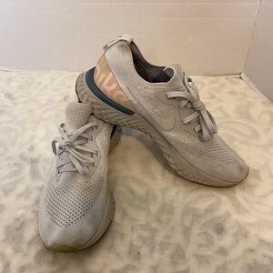 Nike Epic Flyknit 2 Running Shoe’s Size 9
Moon Partical